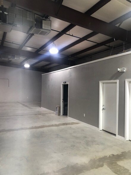 More Photos Of 709-711 Business Way, Wylie Showroom For Lease