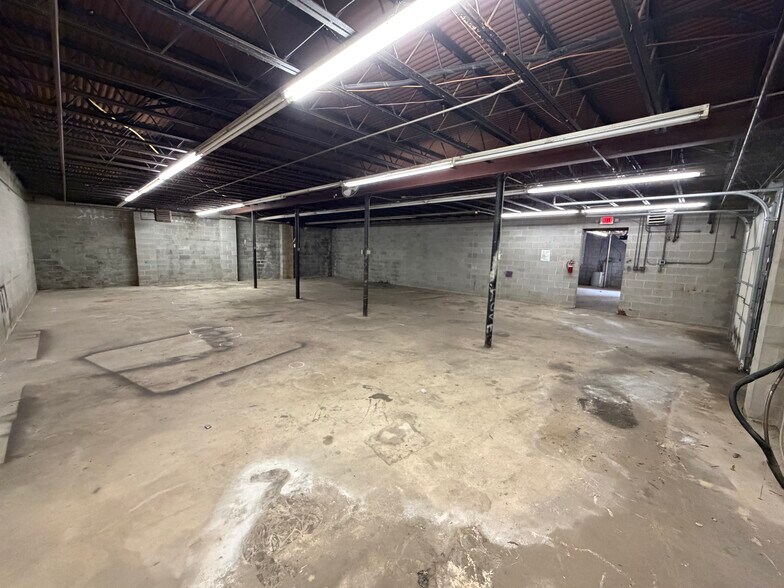 More Photos Of 910 Edgefield St, Greenwood Light Distribution For Sale