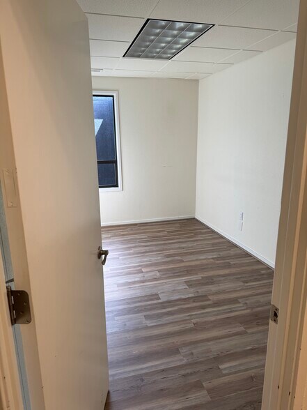 More Photos Of 1990 SE East Devils Lake Rd, Lincoln City Office For Lease