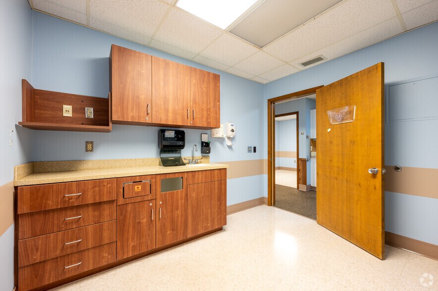 More Photos Of 1515 S 19th St, Elwood Office For Sale