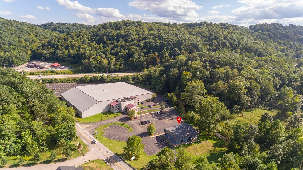 More Photos Of 715 Craigdell Rd, New Kensington Bar For Sale