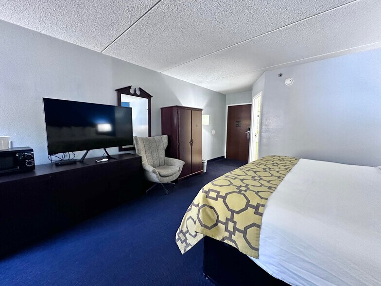 More Photos Of 2075 Highway 192 W, London Hotel For Sale