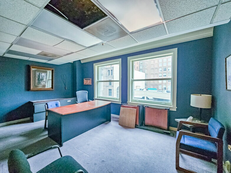 More Photos Of 1600 Farnam St, Omaha Apartments For Lease
