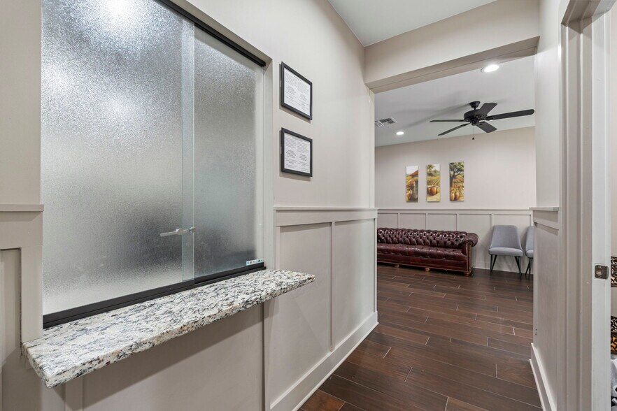More Photos Of 9518 Tioga Dr, San Antonio Office For Sale