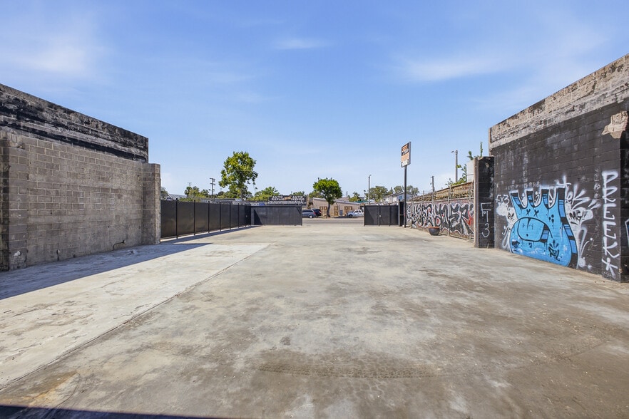 More Photos Of 818-828 E Manchester Ave, Los Angeles Warehouse For Sale