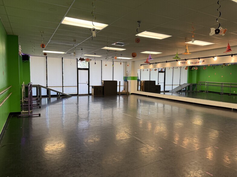 More Photos Of 2121-2155 W Republic Rd, Springfield Unknown For Lease