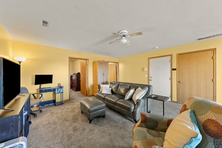 More Photos Of 645 E Lasalle St, Somonauk Showroom For Lease