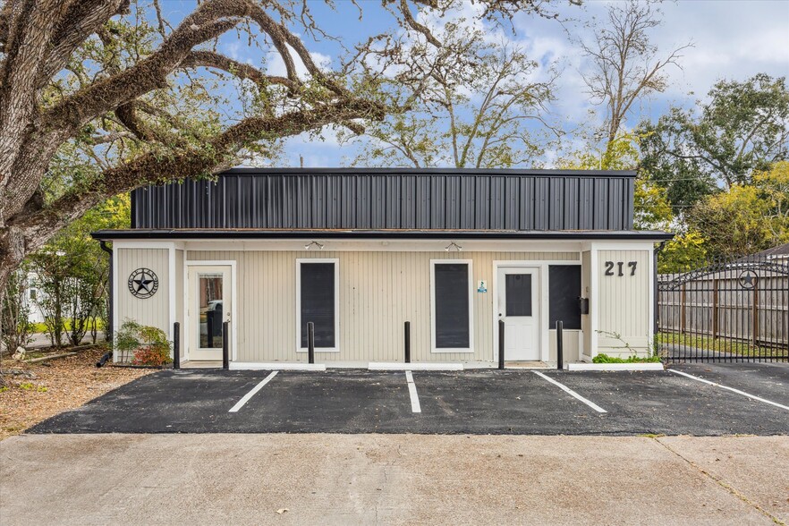 Primary Photo Of 217 E Galveston St, League City Office For Lease