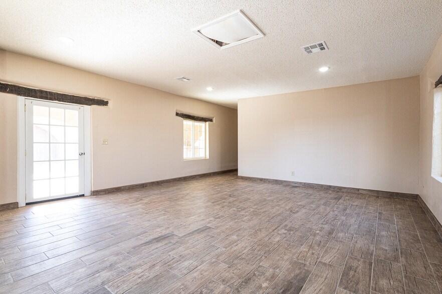 More Photos Of 13644 David Dr, El Paso Showroom For Lease