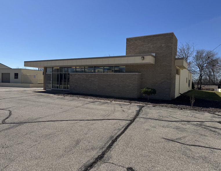 More Photos Of 3108 Roberts St, Franksville Light Distribution For Lease