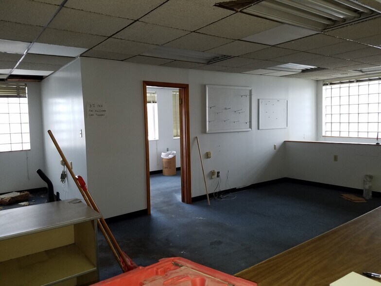 More Photos Of 333-335 Meade St, Pittsburgh Light Distribution For Lease