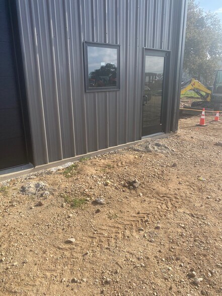 More Photos Of 2638 Business Loop 181 N, Floresville Flex For Lease