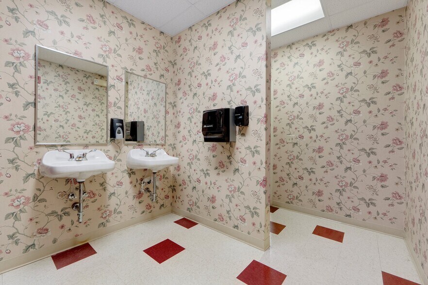 More Photos Of 8645 E Backwater Rd, North Webster Showroom For Lease