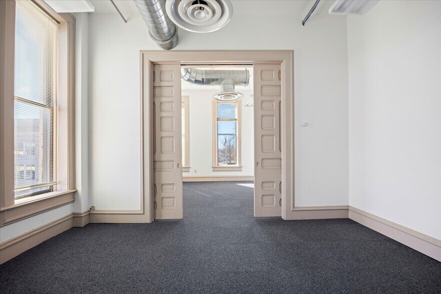 More Photos Of 2-4 W Ohio St, Butler Office For Lease