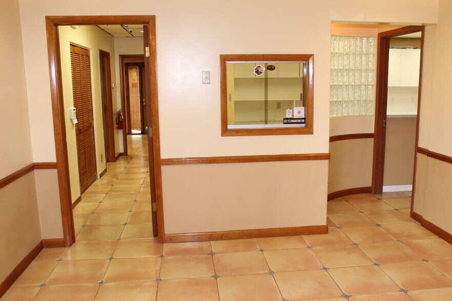 More Photos Of 7800 W Oakland Park Blvd, Sunrise Medical For Lease