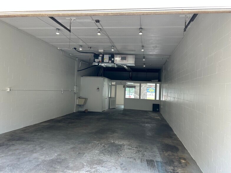 More Photos Of 3015 62nd Ave E, Bradenton Showroom For Lease