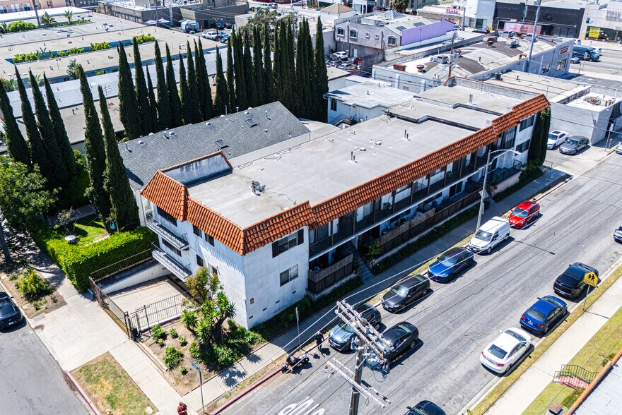 More Photos Of 7050 Waring Ave, Los Angeles Multifamily For Sale