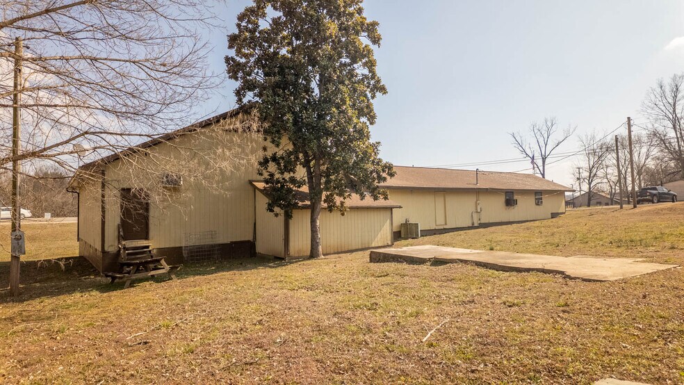 More Photos Of 105 E Couch St, Alton General Retail For Sale