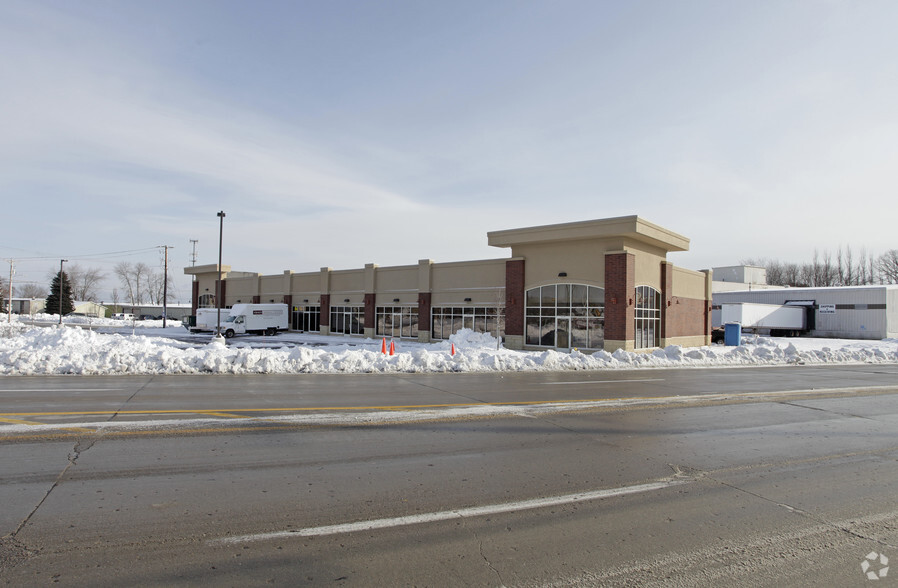 Primary Photo Of 2619-2633 Calumet Dr, Sheboygan Storefront For Lease