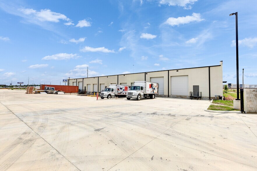 More Photos Of 2977 S IH 35, San Marcos Showroom For Lease