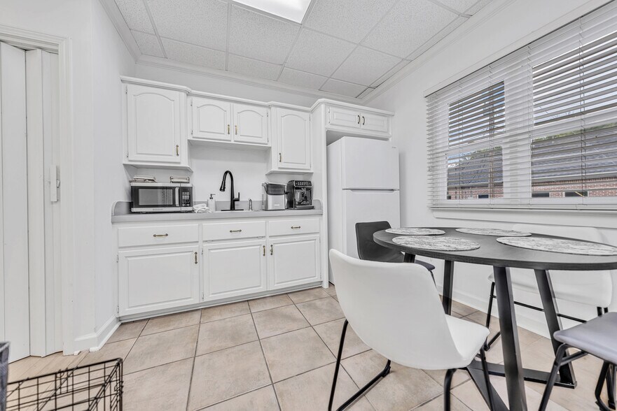 More Photos Of 751 Walnut Knoll Rd, Cordova Office For Sale