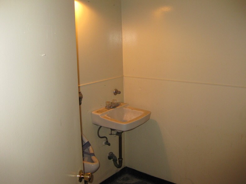 More Photos Of 1301 S Shamrock Ave, Monrovia Manufacturing For Sale