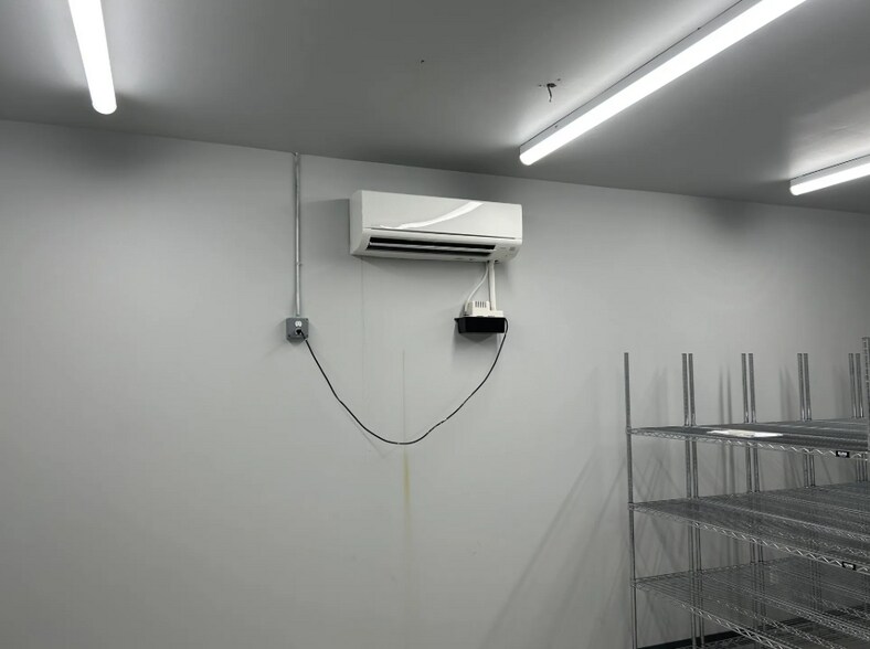 More Photos Of 450 S Glaspie St, Oxford Warehouse For Sale