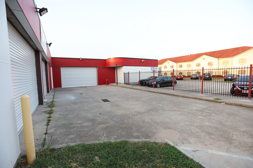 More Photos Of 101 Wells Fargo Dr, Houston Auto Repair For Sale