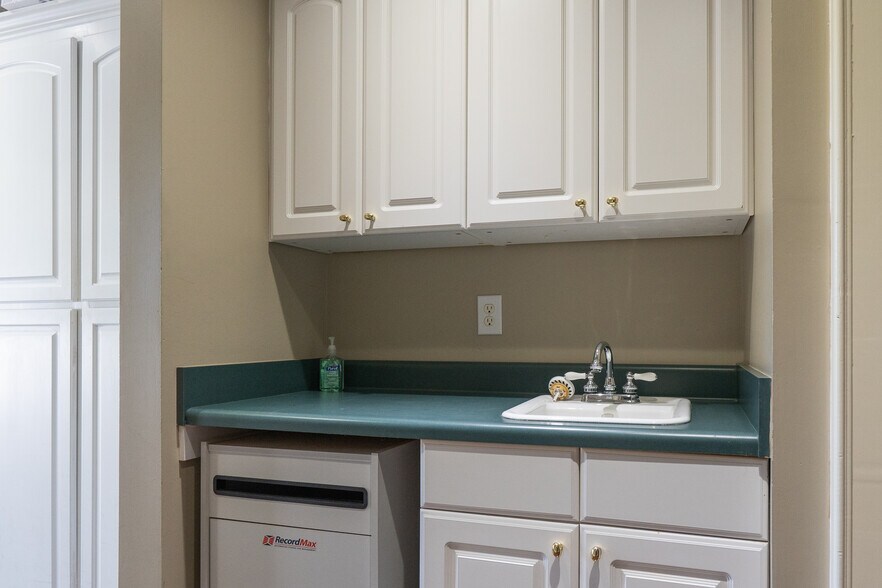 More Photos Of 40 Northtown Dr, Jackson Office Residential For Sale