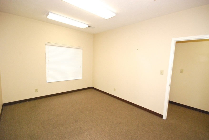 More Photos Of 2021-2027 Greystone Sq, Jackson Office For Lease
