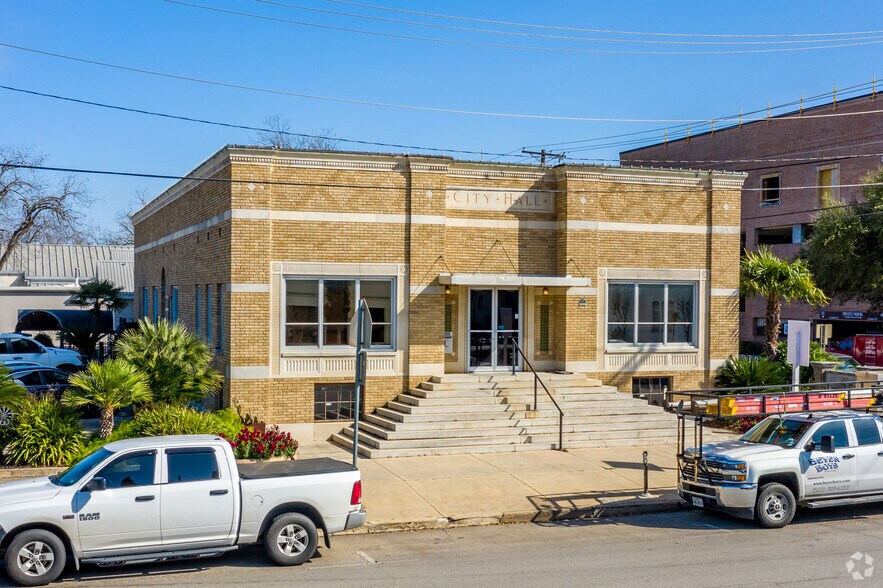 Primary Photo Of 105 E Mill St, New Braunfels Office For Lease