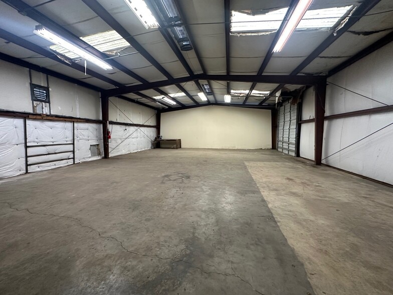 More Photos Of 1611 Elmview Dr, Houston Warehouse For Lease