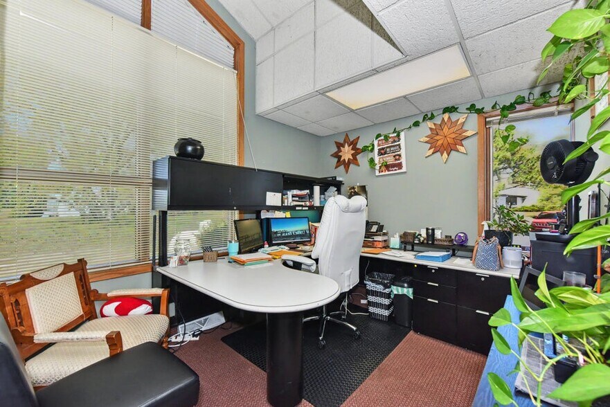More Photos Of 1021 Proctor Dr, Elkhorn Office For Sale