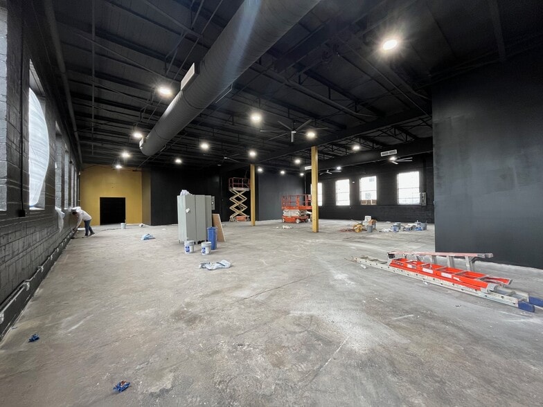 More Photos Of 405 Monroe Ave, Memphis Showroom For Sale