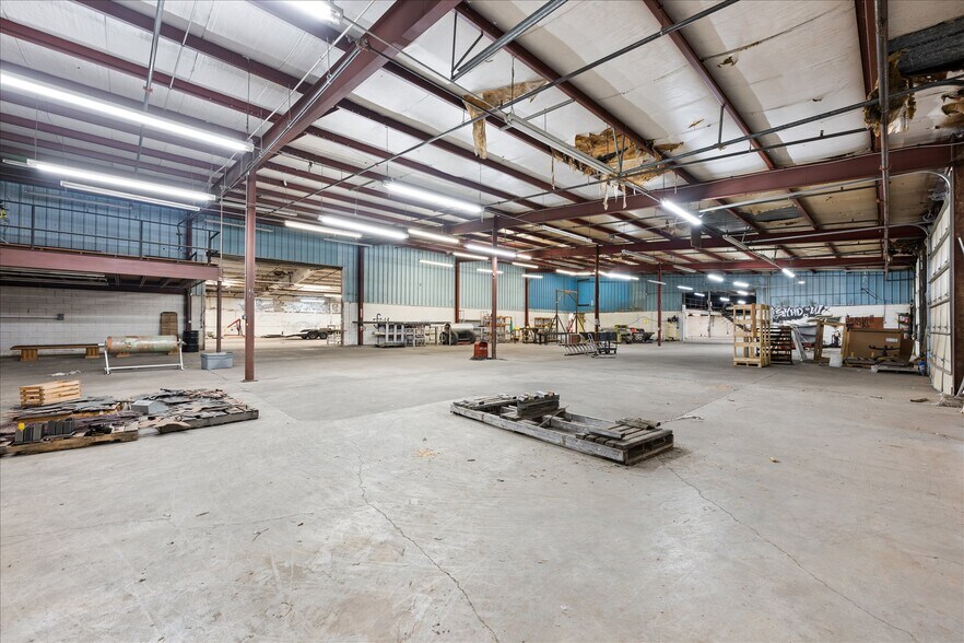 More Photos Of 1515 E Main St, Yukon Industrial For Sale