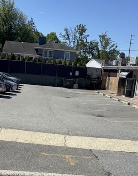 More Photos Of 611-625 Port Washington Blvd, Port Washington Bar For Lease