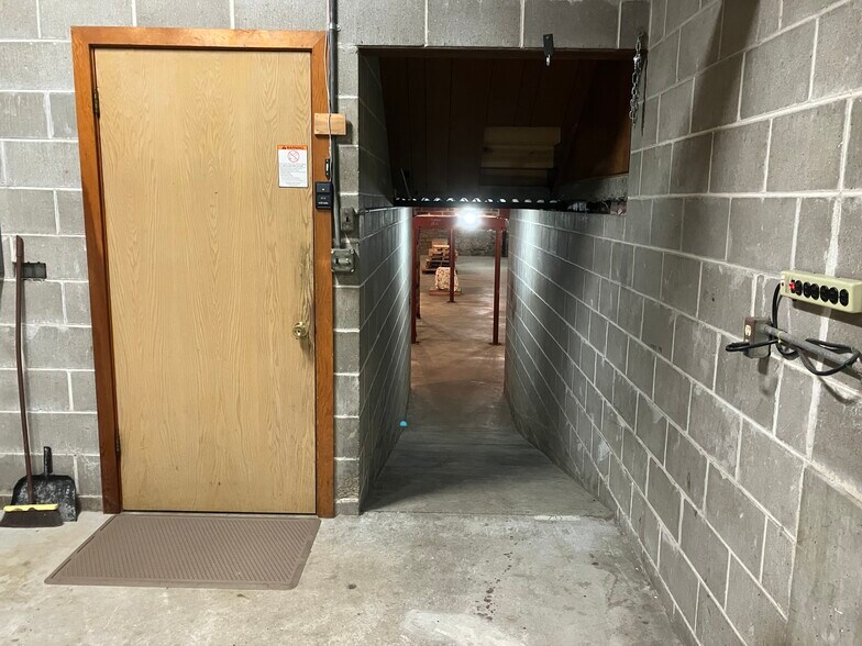 More Photos Of 211 W 1st St, Dixon General Retail For Sale