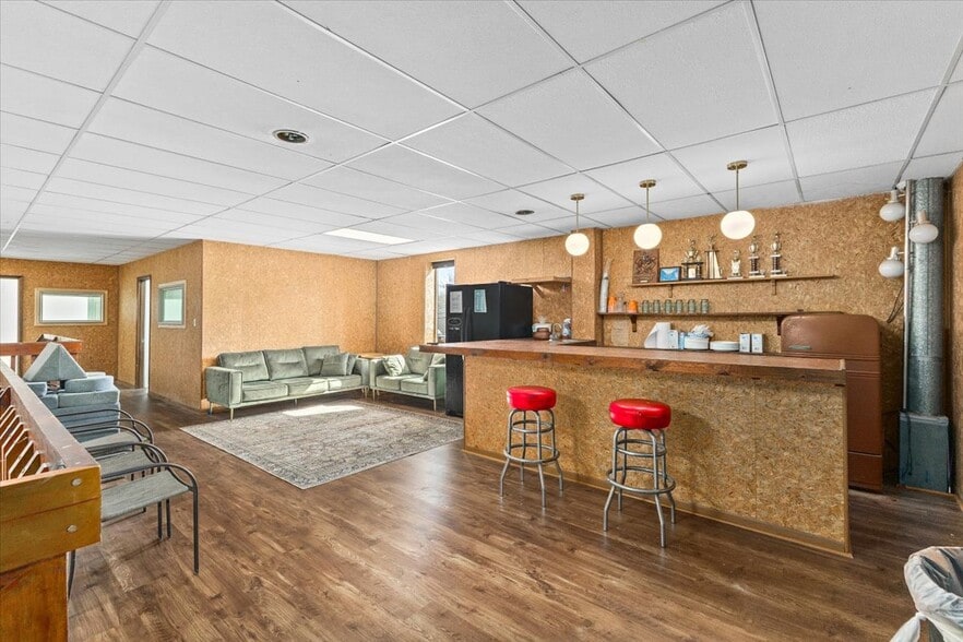 More Photos Of 309 E Springbrook Dr, Johnson City Flex For Lease