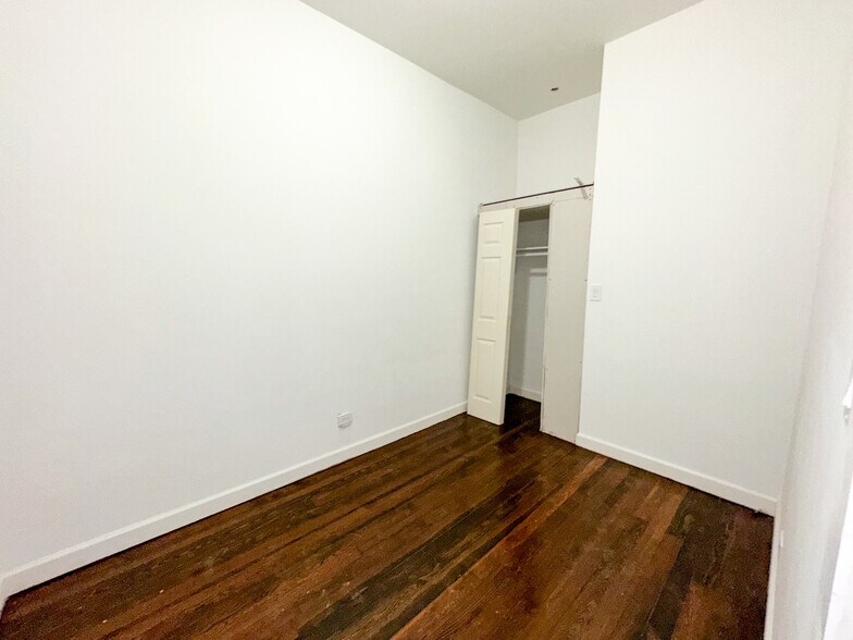 More Photos Of 8714 S Commercial Ave, Chicago Multifamily For Lease