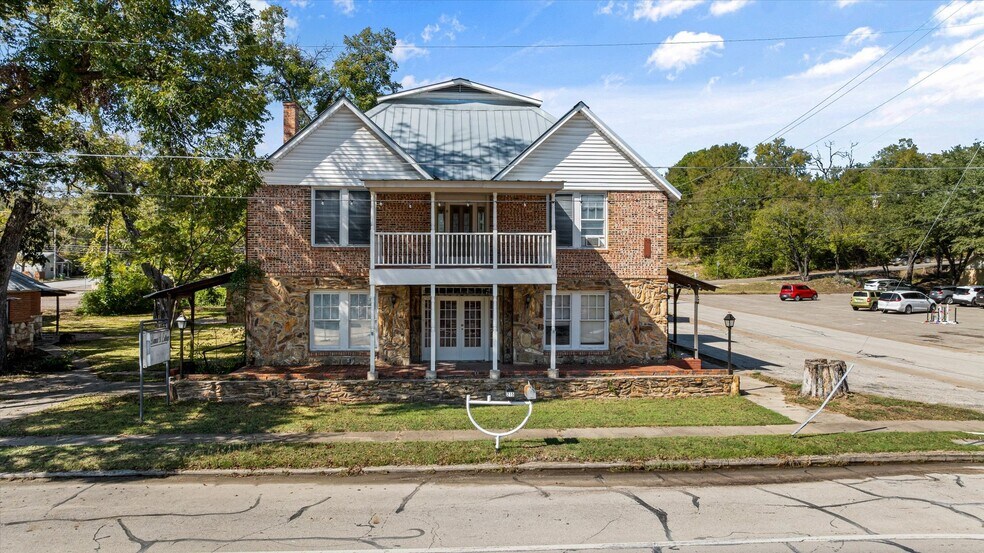 More Photos Of 301 NE Barnard St, Glen Rose Office For Sale