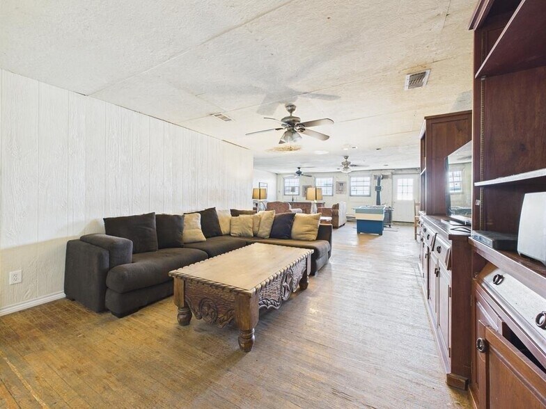 More Photos Of 236 S Oak St, Pecos Storefront For Sale