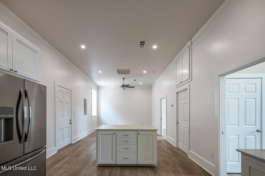 More Photos Of 433 Main St, Natchez Freestanding For Sale