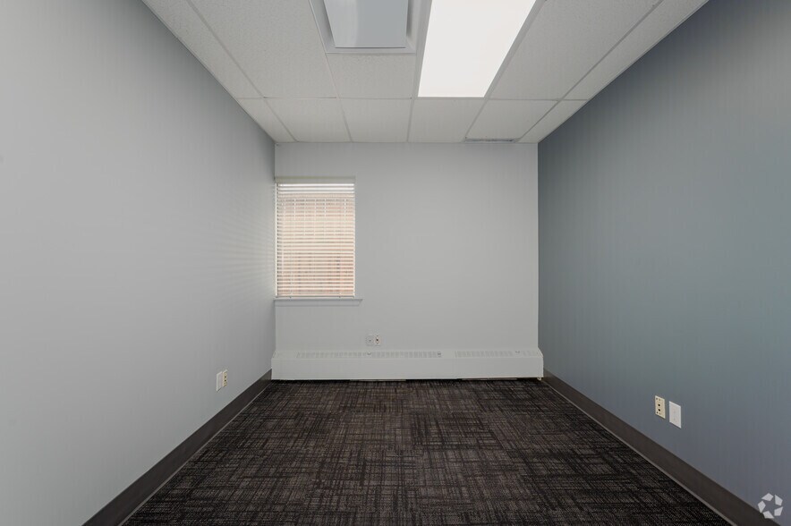 More Photos Of 340-390 Saskatoon St, London Showroom For Lease