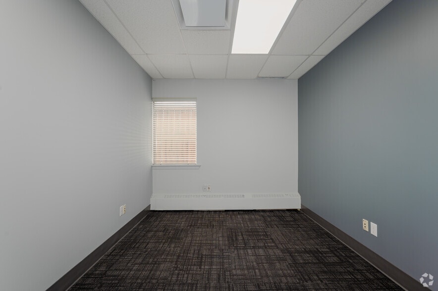 More Photos Of 340-390 Saskatoon St, London Showroom For Lease