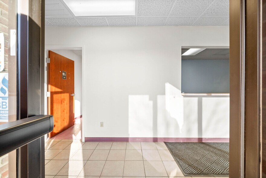 More Photos Of 215 8th St, Clarksville Medical For Lease