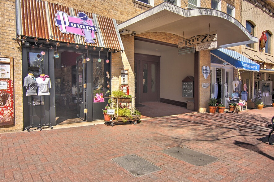 More Photos Of 103 E Virginia St, McKinney Storefront Retail Office For Lease