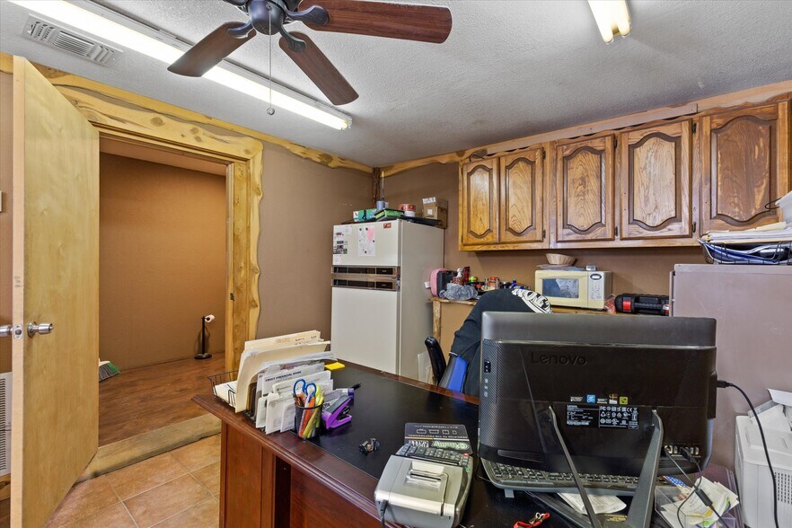 More Photos Of 725 Holmes Dr, Granbury Auto Repair For Sale