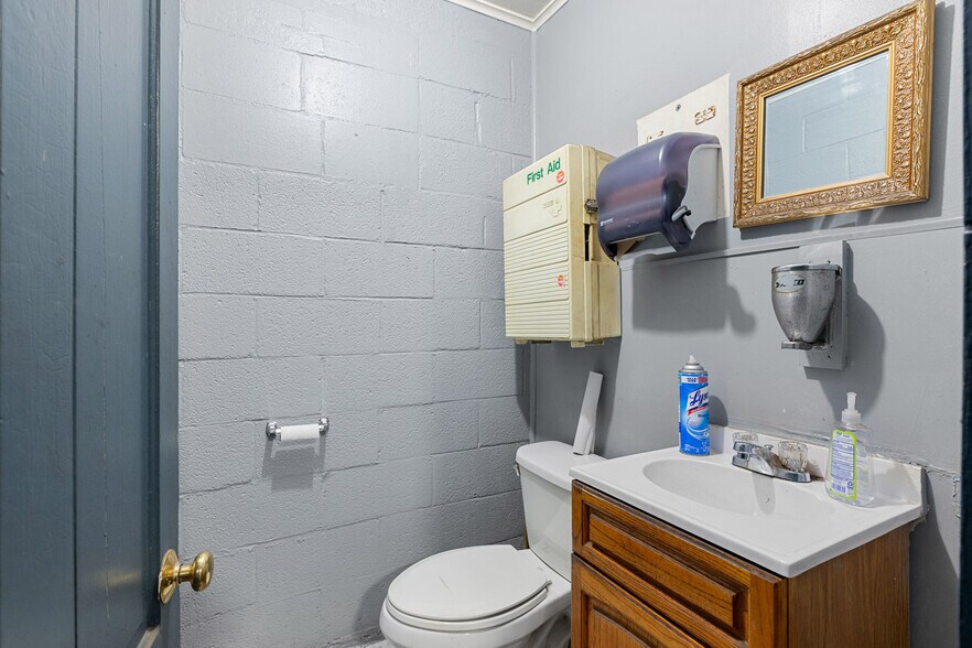 More Photos Of 990 S Main St, Athol Auto Dealership For Sale