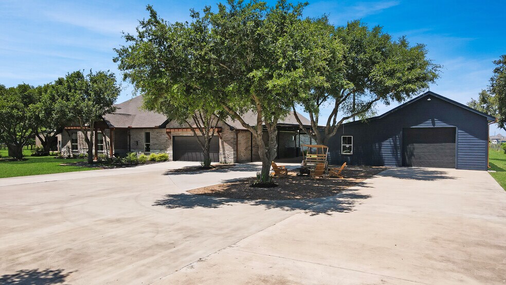 More Photos Of 10511 W Hidden Lake Ln, Richmond Specialty For Sale