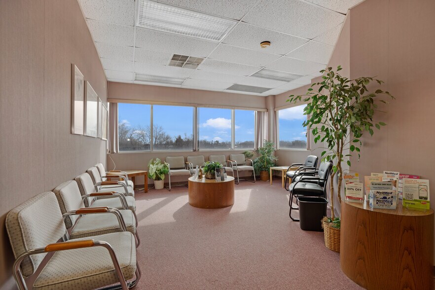More Photos Of 1656 Oak Tree Rd, Edison Medical For Lease